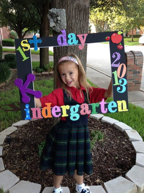 first day of school photo frame Photo Frame Idea, School Photo Frames, First Day Of School Ideas, First Day Of School Pictures, Back To School Pictures, First Day Of Kindergarten, School Frame, First Day School, School Photo