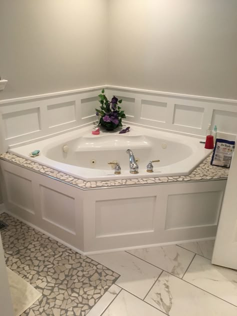 Bonne idée pour habiller le contour du bain en angle Tub Surround Ideas Cheap, Garden Tub Decorating, Tub Surround Ideas, Tub Remodel, Bathtub Surround, Silver Bathroom, Corner Tub, Steam Showers Bathroom, Tub Surround