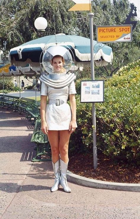 Futuristic Costume Women, Space Suit Fashion, Space Age Costume, 60s Space Age Fashion, Space Photoshoot, Retro Future Fashion, Retro Futurism Fashion, 60s Space Age, 1960s Space Age