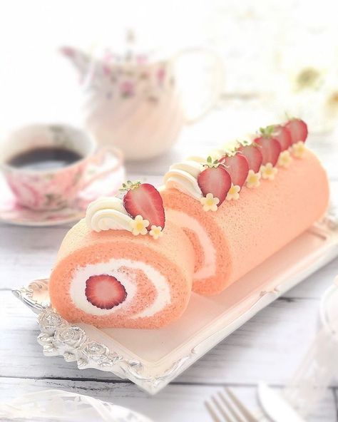 Japanese Patisserie, Strawberry Roll Cake, Cake In A Can, Swiss Roll Cake, Cute Baking, Swiss Roll, Roll Cake, Asian Desserts, Cake Roll