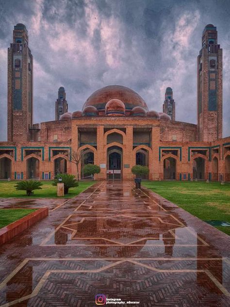 Lahore Walled City, Lahore Pakistan Photography, Pakistan Mosque, Lahore Aesthetic, Lahore Photography, Pakistan Photography, Pakistan Tourism, Beautiful Mosque, Pakistan Culture