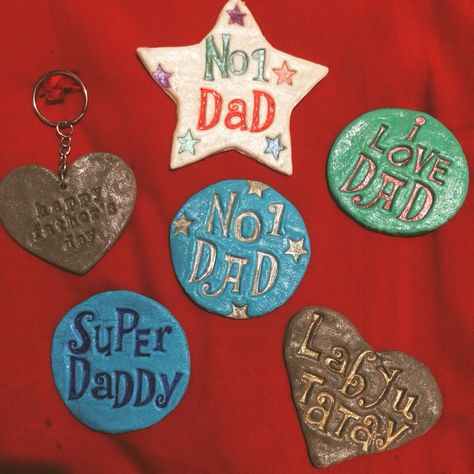 Father's day claytags Father’s Day Clay Gift, Fathers Day Clay Crafts, Dan Očeva, Ideas With Clay, Quick Birthday Gifts, Cheap Fathers Day Gifts, Clay Gift Tags, Birthday Gifts For Dad, Fathers Day Gifts Ideas