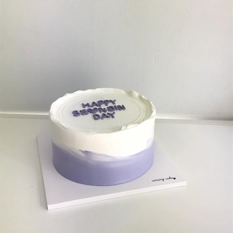 Minimalist Cake, Violet Cakes, Purple Cakes Birthday, Bts Cake, Lavender Cake, Lasagna Roll, Minimal Light, Pastel Cakes, Photography Artistic