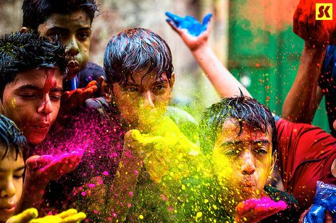 Holi Photography, Holi Pictures, Holi Festival Of Colours, Holi Festival, Color Festival, Happy Holi, Boys Playing, Color Photo, Life Pictures