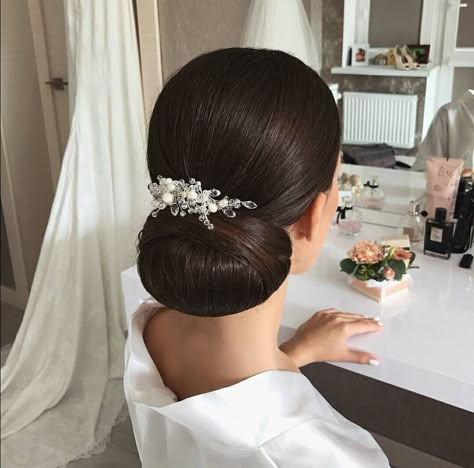 Bridal Hairdos, Trendy Bun, Wedding Bun, Wedding Hair Up, Bridal Hair Buns, Bridal Hair Inspiration, Elegant Wedding Hair, Elegant Updos, Bun Hairstyle