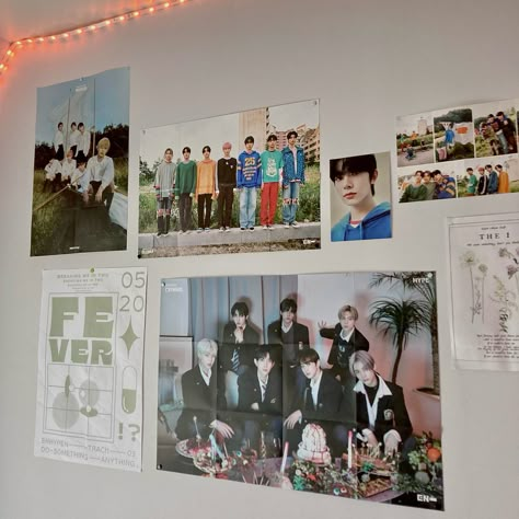 Poster Arrangement Ideas, Enhypen Room Decor, Enhypen Bedroom, Straykids Room Decor, Enhypen Room, Room Photo Wall, Room Poster Wall, Room Desk Decor, Straykids Aesthetic