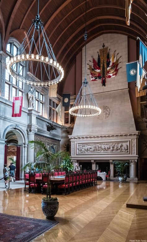 Tour Inside the Massively Charming Biltmore Estate – Each Room More Stunning Than the Last – Dusty Old Thing Biltmore Estate Christmas, Business House, Fireplace Home, American Mansions, Biltmore House, House Dining Room, Christmas Dining Room, Biltmore Estate, Dining Hall