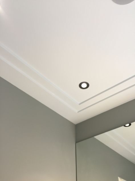 Flat Crown Moulding, Modern Ceiling Moulding, Simple Cornice Ceiling, Simple Ceiling Trim, Plaster Ceiling Design Simple, Modern Ceiling Molding, Cornice Design Ceilings, Plaster Ceiling Design Modern, Flat Ceiling Design