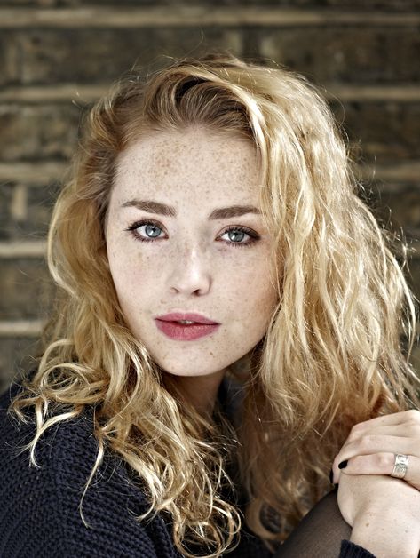 Marlene Mckinnon Dominique Weasley, Freya Mavor, Blonde Man, Women With Freckles, Female Inspiration, Female Character Inspiration, Lily Evans, Girls Characters, Looks Style