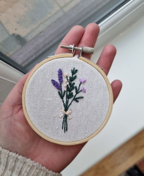 The perfect little gift for that special someone for a birthday, Mothers Day or even just to let them know that you love them. Delicate purple flowers embroidered into an embroidery hoop. Embroidered Purple Flowers, Embroidery Flowers Bouquet, Embroidered Small Flowers, Small Embroidery Ideas Flowers, Embroidered Mothers Day Gifts, Embroidery Purple Flowers, Embroidered Flower Bouquet, Mothers Day Embroidery Ideas, Embroidery Mothers Day