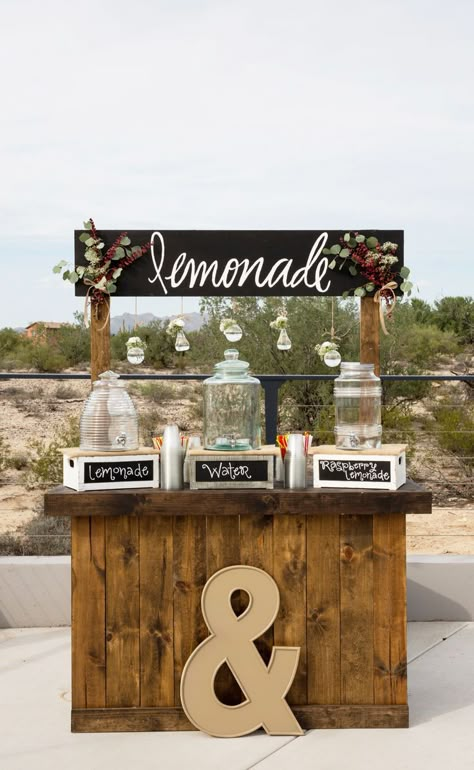 Wedding Lemonade stand. DIY. Used the Oregon work bench plans and added slats around front and sides. Wedding Lemonade Stand, Wedding Lemonade, Work Bench Plans, Lemonade Wedding, Bar En Palette, Wedding Drink Bar, Diy Lemonade Stand, Lemonade Bar, Deco Champetre