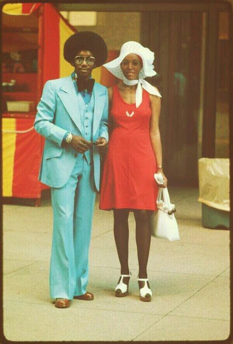 Beautiful black couple in the 70's 1970s Prom, Jamel Shabazz, 70s Mode, Older Mens Fashion, Vintage Foto's, Classy People, African American Fashion, Prom Outfit, Michigan Avenue