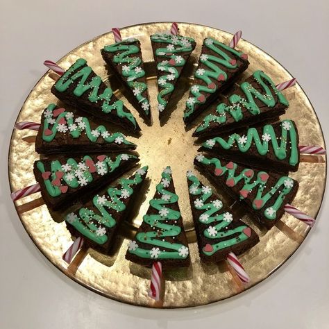 Creative Christmas Snacks, Green Christmas Snacks, Christmas Brownies, Cupcakes Decorados, Xmas Cake, Christmas Food Desserts, Xmas Food, Christmas Party Food, Christmas Cupcakes