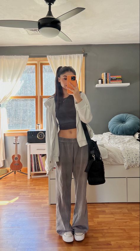 Casual Winter Outfits Comfy Sweats, Sweatpants Outfit Girl, Brandy Sweatpants Outfit, Grey Converse Outfit, How To Style Grey Sweatpants, Girl Sweatpants Outfit, Outfit Ideas With Sweatpants, Sweatpants Outfit Fall, Outfits For Cold Days