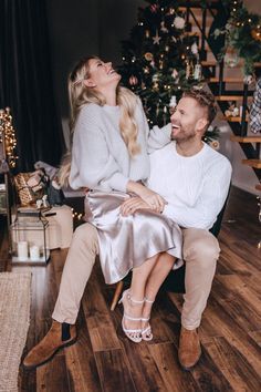 https://ru.pinterest.com/pin/40532465390435174/ Outfit For Christmas Photoshoot, Indoor Christmas Photoshoot Outfits, Christmas Photoshoot Outfits Family, Family Outfits For Christmas Pictures, Christmas Couple Outfits, At Home Christmas Photoshoot, Studio Christmas Photos, Xmas Photoshoot Ideas, Indoor Christmas Photoshoot