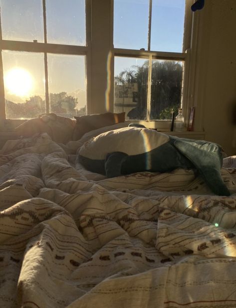 Comfy Messy Bed, Desired Reality Bedroom, Cozy Messy Bedroom, Yara Core, Messy Bed Aesthetic, Messy Apartment Aesthetic, Messy Bedroom Aesthetic, Comfy Bedroom Aesthetic, Messy Bedroom