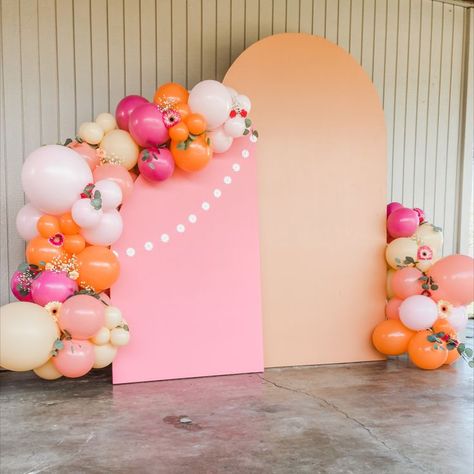 Pink Graduation Party, Pink Balloon Garland, Grad Party Theme, Daisy Party, Orange Baby Shower, Graduation Party Planning, Hippie Party, Orange Balloons, Orange Party