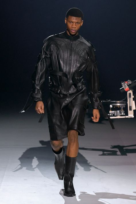 Mugler Fall 2022 Ready-to-Wear Fashion Show | Vogue Mugler 90s, Mugler Fashion, Fall 2023 Ready To Wear, 2023 Ready To Wear, Denim And Lace, Fall 2022, Fashion Images, Fall 2023, Fashion Show Collection