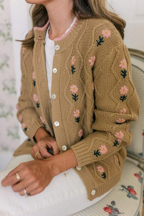 The Most Charming Embroidered Sweaters - Julia Berolzheimer Embroidered Sweater Outfit, Flower Sweater Outfit, Embroidered Sweaters, Breezy Outfit, Tan Cardigan, Julia Berolzheimer, Fall Chic, Sweaters And Cardigans, Brown Cardigan