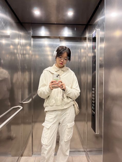 Asian Cargo Pants Outfit, Cargo Pants Outfit Asian, How To Style White Cargo Pants, Oversized Cargo Pants Outfit, F2f Outfit, Korean Cargo Pants, Cardigan Outfit Korean, White Cargo Pants Outfit, Korean Glasses