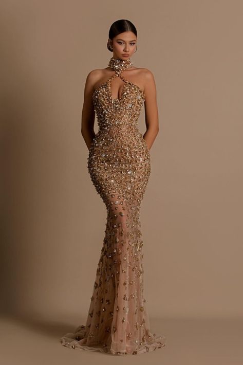 Elegant Gold Dress Classy, Gold Gowns Elegant, Gold Gowns Elegant Classy, Elegant Gold Dress, Miss Universe Dresses, Gold Evening Gown, Trendy Date Night Outfit, Date Night Outfit Ideas, Night Outfit Ideas