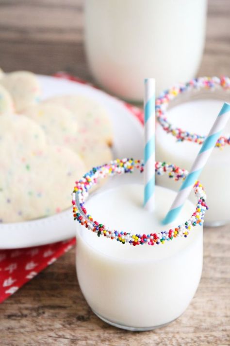 15+ Brilliant Slumber Party Ideas - Page 2 Milk And Cookies Party, Birthday Breakfast Party, Milk Glasses, Fashionable Hostess, Pyjamas Party, Slumber Party Ideas, Cookies Party, Waffle Bar, Cookies Birthday