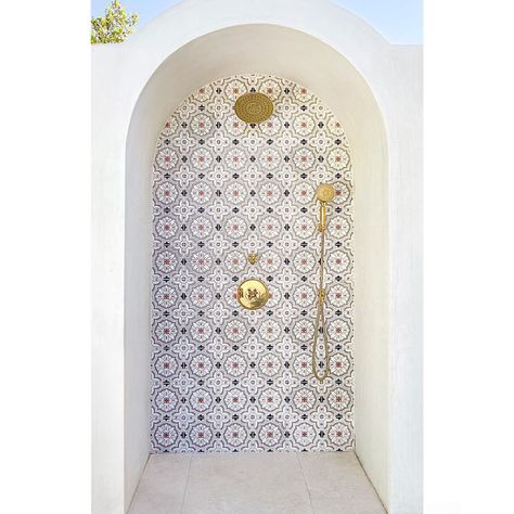 Moroccan-Inspired Outdoor Shower with Handpainted Tile | Fireclay Tile Spanish Colonial Bathroom, Colonial Bathroom, Wc Decoration, Moroccan Bathroom, Fireclay Tile, Outdoor Bathrooms, Spanish Tile, Hand Painted Tiles, Master Bed