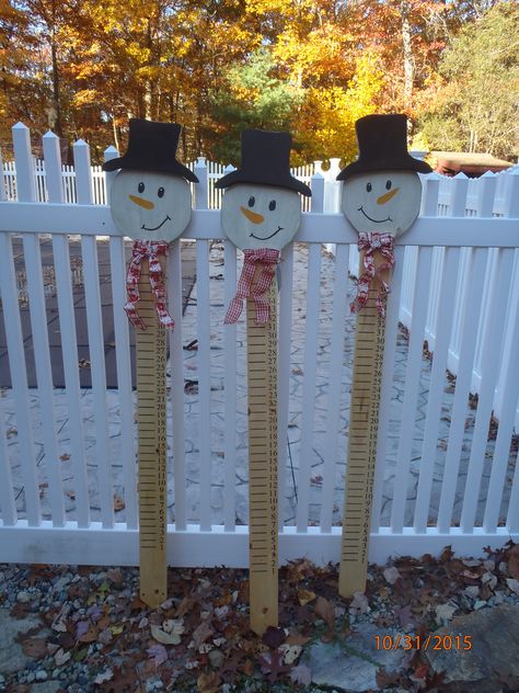 Primitive Yardstick Snowman Distressed, Antiqued & 2 coats Exterior Clear Satin Polyurethane Diy Snow Measuring Stick, Snow Measuring Stick Diy, Yardstick Crafts, Snow Stick, Clothespin Snowman, Bazar Ideas, Decorating With Sticks, Yard Sticks, Primitive Snowman