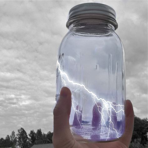 Lightning In A Bottle, Bottle Diy, Skate Style, Diy Cans, Diy Picture, Bottle Lights, Creative Lighting, Camp Half Blood, Black Dog