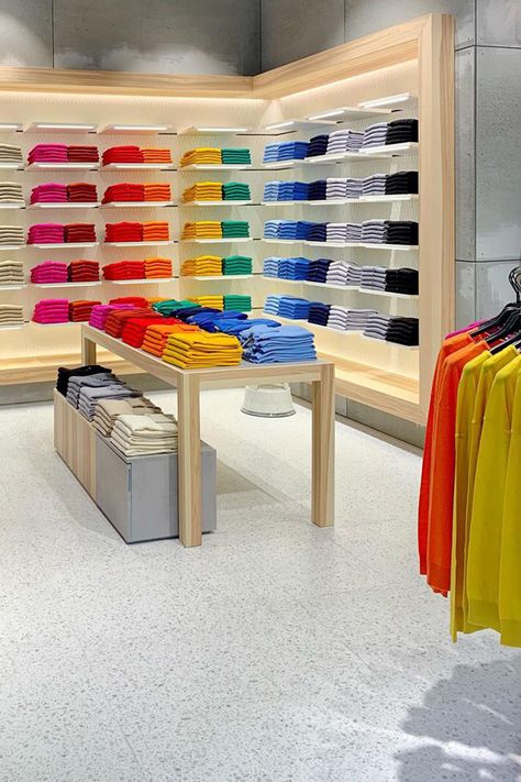 Colorful Store Design, Concept Store Design Retail Interior, Clothes Shop Design, Visual Merchandising Fashion, Clothing Store Displays, Retail Store Interior Design, Clothing Store Interior, Clothing Store Design, Visual Merchandising Displays