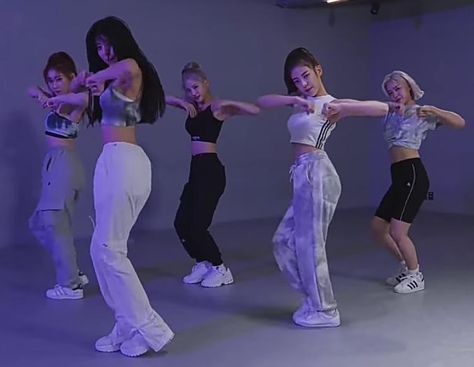 Kpop Dance Pictures, Dance Choreography Pictures, Dance Aethstetic, Dance Aesthetic Kpop, Dance Practice Aesthetic, Dance Practice Outfits Kpop, Kpop Dance Practice, Popping Dance, Dancing Reference