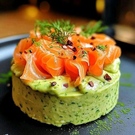 Salmon Avocado Recipes, Smoked Salmon Starter, Salmon Toppings, Avocado Mousse Recipe, Salmon Starter, Smoked Salmon Mousse, Banana Milkshake Recipe, Oat Cake Recipes, Pastry Bites