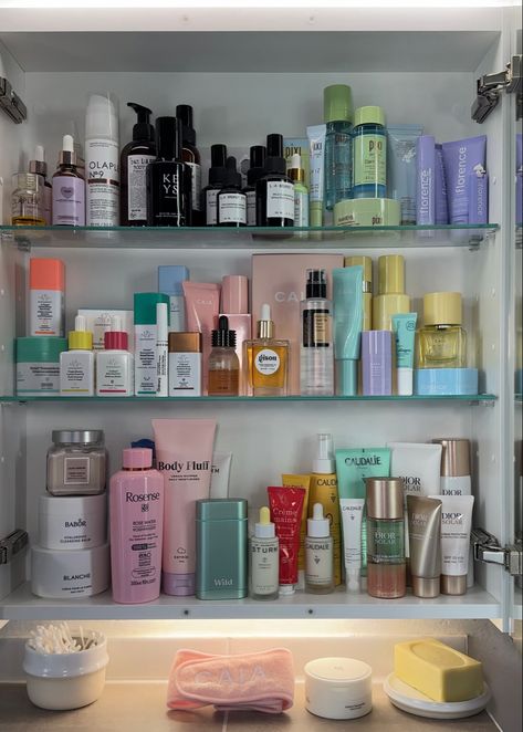 Skin Care Area In Room, Bathroom Skincare Organization, Japanese Home Design, Care Organization, Pretty Bathrooms, Hygiene Care, Shower Skin Care, Skincare Organization, Mini Makeup