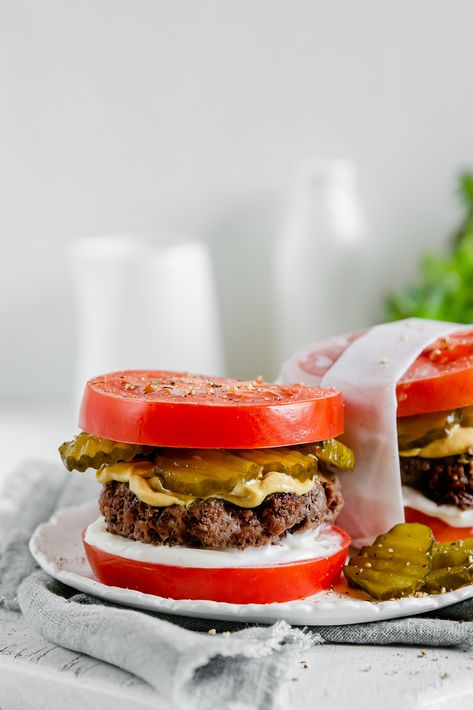 Keto tomato smash burger Tomato Burger, Keto Burger, Diet Doctor, Healthy Food Dishes, Smash Burger, Healthy Food Motivation, Food Test, Net Carbs, Go For It