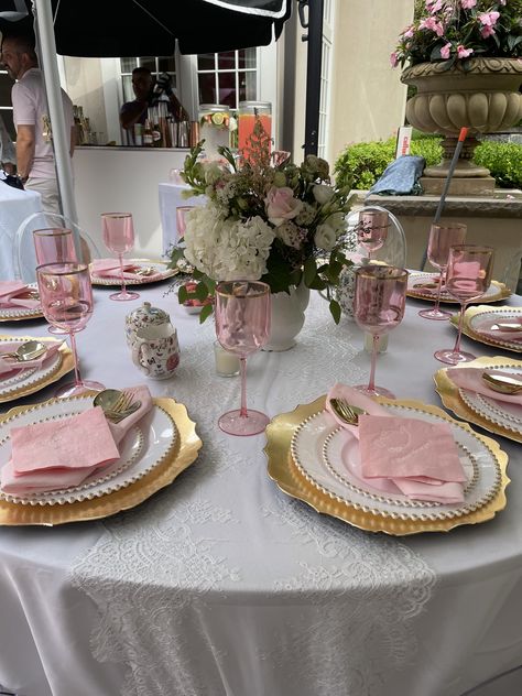 Picnic Table Setting Ideas, Floral Dinner Party, Bridgeton Theme, Picnic Table Setting, Princess Picnic, 19th Birthday Ideas, Yea Party, Backyard Garden Party, Brunch Birthday Party