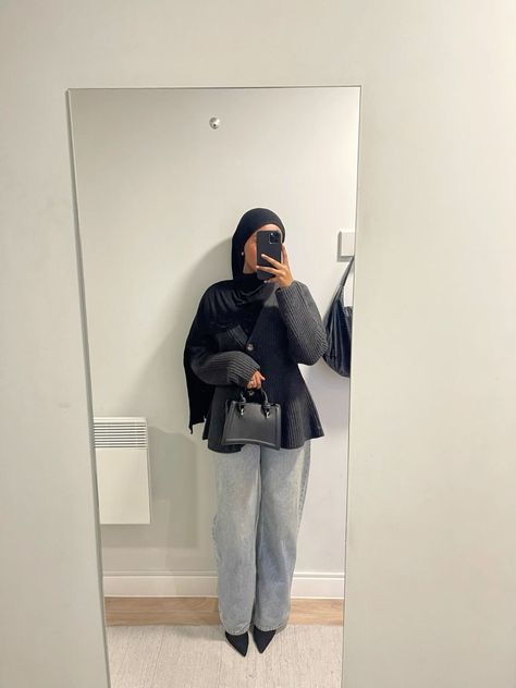 Modest Uni Outfits Hijabi, Hijabi Jeans Outfit, Classy Hijabi Outfits, Modesty Fashion Casual, Hijabi Girl Outfit, Hijabi Winter Outfits, Black Heels Outfit, Modest Classy, Modest Winter Outfits