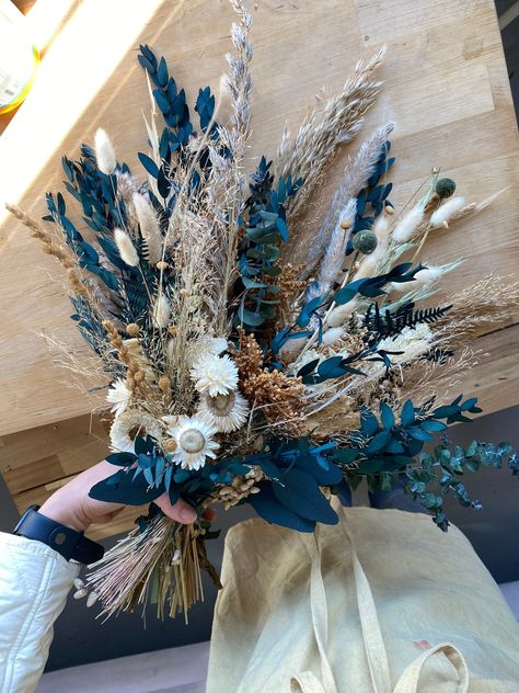 Dark Blue Eucalyptus & Pampas Grass Boho Bridal Bouquet / Pampas grass dried grasses bouquet / dried flower bouquet / boho bridal bouquetHandmade by Hidden BotanicsSIZE LARGE SHOWN IN PHOTOS - VOLUME OF FLOWERS WILL CHANGE ACCORDING TO THE SIZESmall: Length : 34 cm Width: 23 cmMedium: Length : 38 cm Width: 29 cm Large: Length : 43 cm Width: 35 cmOur bouquet collection: https://www.etsy.com/uk/shop/HBotanicsWeddings?ref=seller-platform-mcnav&section_id=25506415 Our shop: https://www.etsy.com/uk/s Cute Boho Wedding Ideas, Boho Teal Wedding, Dusty Blue Mountain Wedding, Dusty Blue Wedding Western, Rustic Boho Wedding Theme, Wedding Bouquets Western, Blue Western Wedding Theme, Western Wedding Blue, Teal Flower Bouquets