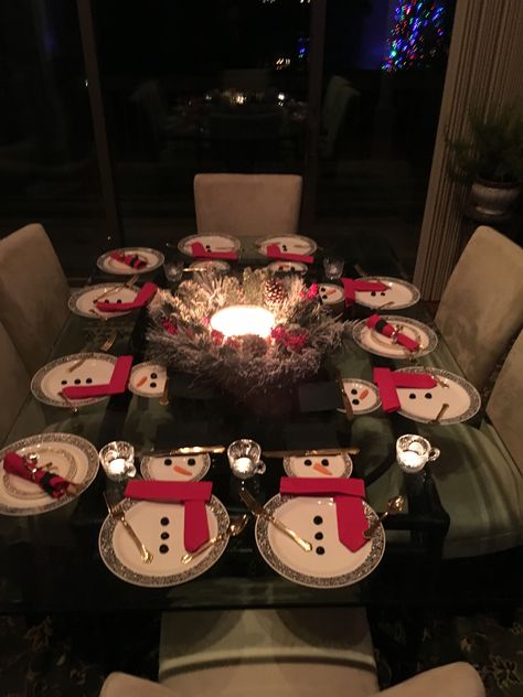 Snowman Plates Table Setting, Snowman Table Setting, Snowman Table Decorations Centerpieces, Snowman Table Decorations, Christmas Lunch Table Setting, Snowman Place Setting, Teen Christmas Party, Christmas Dinner Set, Easy Holiday Decorations