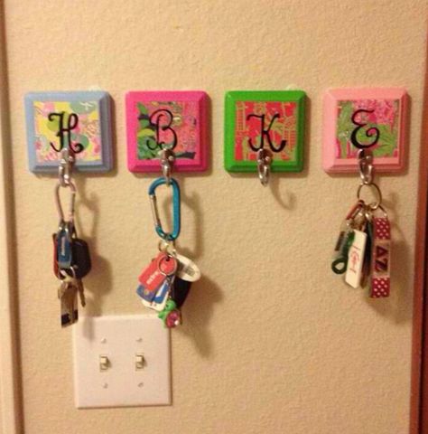 Super cute idea for Hannah, Sarah, and I! College Apartment Diy, Key Holder Diy, College Apartments, Roommate Gifts, Dorm Room Diy, Dorm Diy, Dorm Sweet Dorm, College Diy, Disney College Program