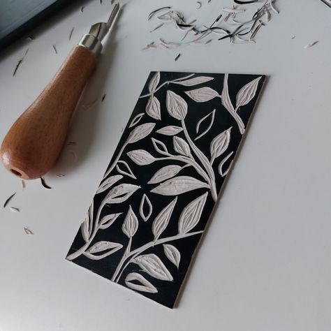 Relief Printing Ideas, Lino Print Ideas Easy, Linocut Prints Ideas Simple, Print Making Ideas, Linocut Art Simple, Block Printing Ideas, Lino Print Pattern, Linoleum Printmaking, Woodcut Art