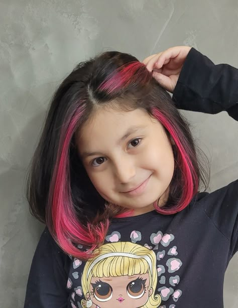 Gwen Haircut, Girls Haircuts Medium, Pink Hair Streaks, Kids Hair Color, Kitty Videos, Hello Kitty Videos, Kid Hair, Hair Streaks, Girl Haircut