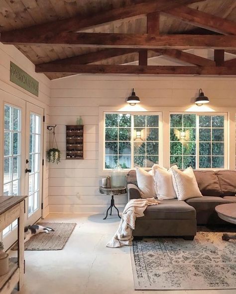 A beautiful livingroom. Country Style Bedroom, Rustic Farmhouse Living Room, Lots Of Windows, Modern Farmhouse Living Room, Design Salon, Trendy Living Rooms, Farmhouse Living Room, Room Additions, Farmhouse Decor Living Room