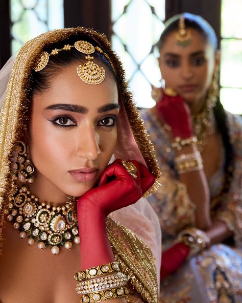 Introducing our Exquisite Bridal Collection: Kalamkari Styling: @the_manishashrma Makeup: @shahid_naar Jewellery: @vcjbespokejewellery Photography: @anjalikanakia Videographer: @thesimarjeetbedi Shoot management: @socialgraam Muse: @yashvikaghai @jahnavviii_ @iankitasharma Art Direction: @retoucher_spart Location: @saraianantramhouse Where the timeless beauty of Mughal artistry meets the vibrant essence of Kalamkari in our new bridal collection. Each piece in this collection refle... Modern Bridal Look, Jewellery Shoot Indian, Indian Jewellery Shoot, Indian Jewellery Photography, Bridal Makeup Shoot, Jewellery Campaign, Modelling Poses, Latest Bridal Makeup, Bridal Shoots