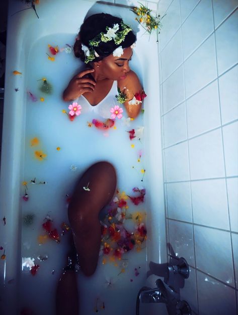 Milk Bath Photography Black Women, Photoshoot With Fruits Ideas, Bathroom Photoshoot Ideas Black Women, Flower Tub Photoshoot, Milk Bath Black Women, Milk Bath Photography Bouidor, Tub Photoshoot Ideas, Bathtub Photoshoot Ideas, Bath Poses