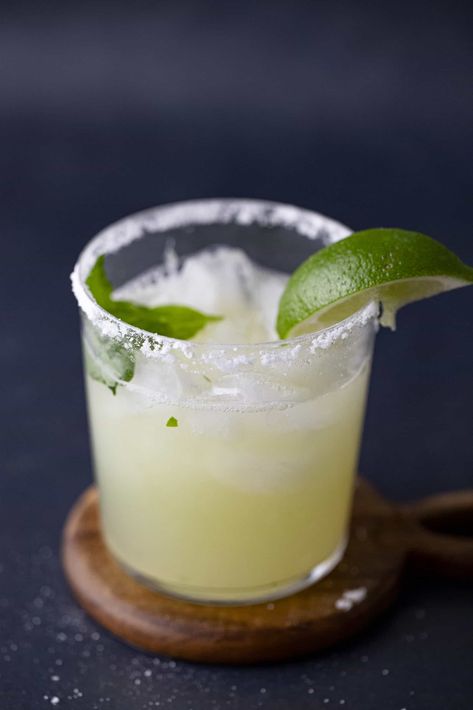 Easy Basil Margarita Recipe with Lime and Tequila Blanco Homemade Margarita Recipe, Basil Drinks, Basil Margarita, Homemade Drinks Recipes, Basil Cocktail, Homemade Margaritas, Lime Drinks, Perfect Margarita, Lime Margarita