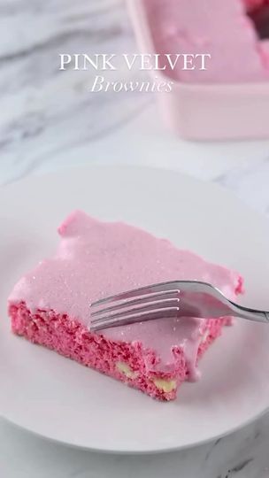 Velvet Brownies, Pink Dessert, Pink Desserts, Strawberry Dessert Recipes, Kawaii Cooking, Easy Baking Recipes Desserts, Tasty Baking, Food Drinks Dessert, Fun Baking Recipes