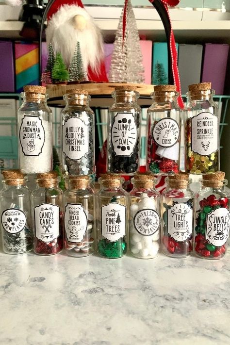 CHRISTMAS MINI BOTTLE LABELS | EVERYDAY JENNY Christmas Mini Bottle Gifts, Mini Glass Bottle Crafts Christmas, Mini Cork Jar Crafts, Mini Glass Container Craft Ideas, Mini Liquor Bottle Ornaments Diy, Tiny Jars Ideas Mini Bottles, Mini Bottle Gift Ideas, Christmas Potion Bottles, Mini Glass Bottle Crafts