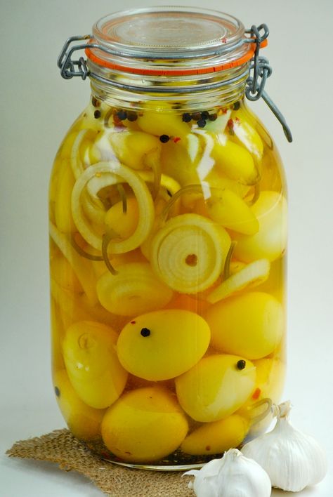 Spicy Pickled Eggs, Pickled Eggs Recipe, Pickled Eggs, Pickling Spice, Pickled Veggies, Pickled Vegetables, Quail Eggs, Pickling Recipes, Fermented Foods