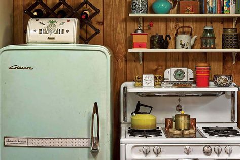 7 Style Ideas to Steal from the Mad Men Set. - TLC Interiors Mad Men Set, Megan Draper, Men Kitchen, Men Decor, Vintage Refrigerator, Bungalow Kitchen, Men Aesthetic, Laurel Canyon, New York Apartment