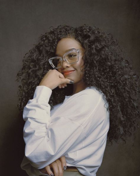 H.E.R. Talks Buying Black, Her Next Album, Revealing Herself to Fans H.e.r Aesthetic Singer, Artist Photoshoot, H.e.r Singer, Vibe Board, Lianne La Havas, City Life Photography, H.e.r Aesthetic, Her Music, Female Artists